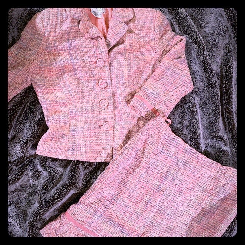 Skirt suit